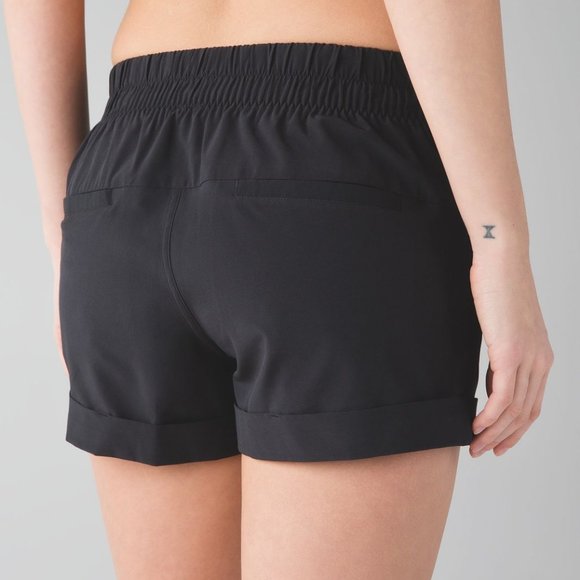 Lululemon short black Spring Break Away Short ll sz 4 Perfect hike beach - Picture 2 of 6
